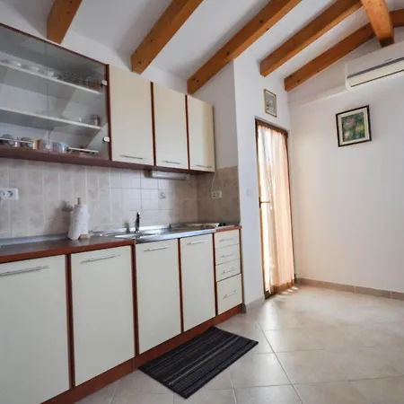 Gemuetliche In Novigrad Mit Grill Karpinjan